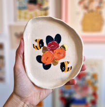 Load image into Gallery viewer, Nº258 bees and roses | PASTRY PLATE with gold