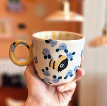 Load image into Gallery viewer, Nº483 bumblebee & roses | BIG CUP with handle
