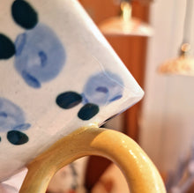 Load image into Gallery viewer, Nº483 bumblebee & roses | BIG CUP with handle