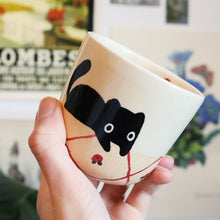 Load image into Gallery viewer, Nº167 lined flower cat | BEIGE CUP