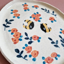 Load image into Gallery viewer, Nº303 flower bumblebees | PASTRY PLATE
