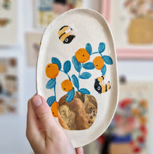 Load image into Gallery viewer, Nº306 vase bumblebees | PASTRY PLATE with gold second choice
