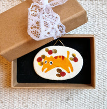 Load image into Gallery viewer, little cats and flowers | on ceramic with gold
