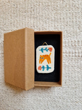 Load image into Gallery viewer, little cats | on ceramic with gold
