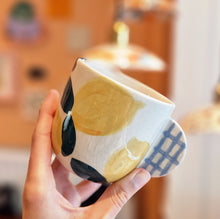 Load image into Gallery viewer, Nº494 pigeon &amp; lemons | BIG CUP with handle
