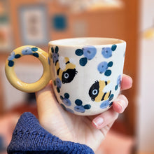 Load image into Gallery viewer, Nº534 lavender bumblebees | CUP with handle
