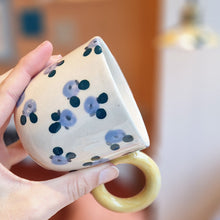 Load image into Gallery viewer, Nº534 lavender bumblebees | CUP with handle
