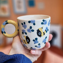 Load image into Gallery viewer, Nº535 lavender bumblebees | BIG CUP with handle
