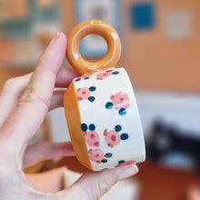 Load image into Gallery viewer, Nº531 orange cat | MINI CUP with handle
