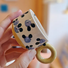 Load image into Gallery viewer, Nº533 lavender bumblebees | MINI CUP with handle
