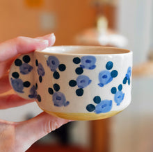 Load image into Gallery viewer, Nº509 bumblebees &amp; violet roses | CUP with handle
