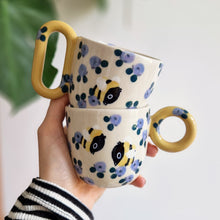 Load image into Gallery viewer, Nº536 lavender bumblebee | CUP with handle
