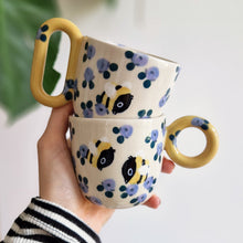 Load image into Gallery viewer, Nº537 lavender bumblebee | CUP with handle
