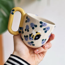 Load image into Gallery viewer, Nº537 lavender bumblebee | CUP with handle
