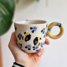 Load image into Gallery viewer, Nº536 lavender bumblebee | CUP with handle
