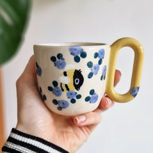 Load image into Gallery viewer, Nº537 lavender bumblebee | CUP with handle
