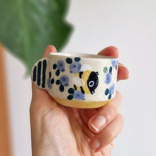 Load image into Gallery viewer, Nº538 lavender bumblebee | MINI CUP with handle
