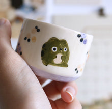 Load image into Gallery viewer, Nº66 frog friends | PURPLE MINI CUP
