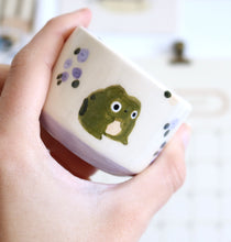 Load image into Gallery viewer, Nº73 frog friends | PURPLE MINI CUP
