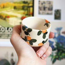 Load image into Gallery viewer, Nº196 orange &amp; blueberry bee | BEIGE MINI CUP
