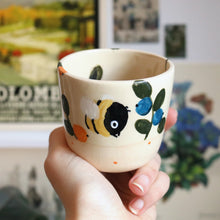 Load image into Gallery viewer, Nº192 orange &amp; blueberry bee | BEIGE CUP
