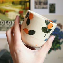 Load image into Gallery viewer, Nº192 orange &amp; blueberry bee | BEIGE CUP
